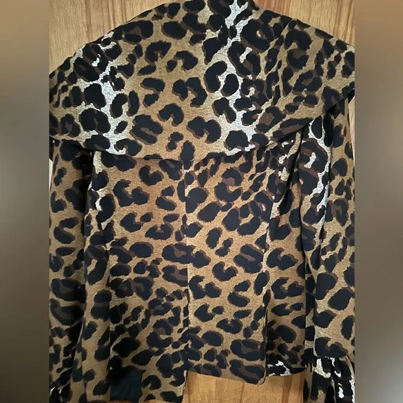 Leopard print jacket with bell sleeves w/3 buttons & black lining. - Picture 4 of 4